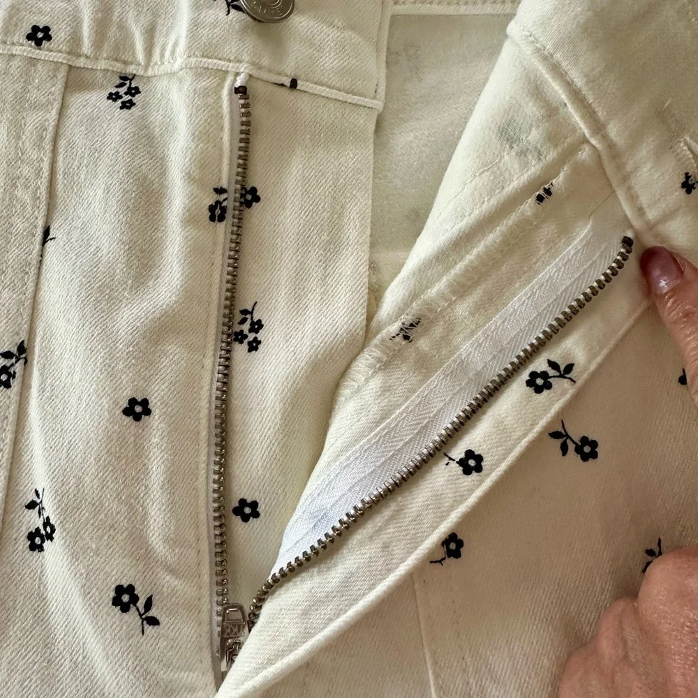 J.CREW Straight Leg Crop White With Flower Design Jeans Size 27T BNWT